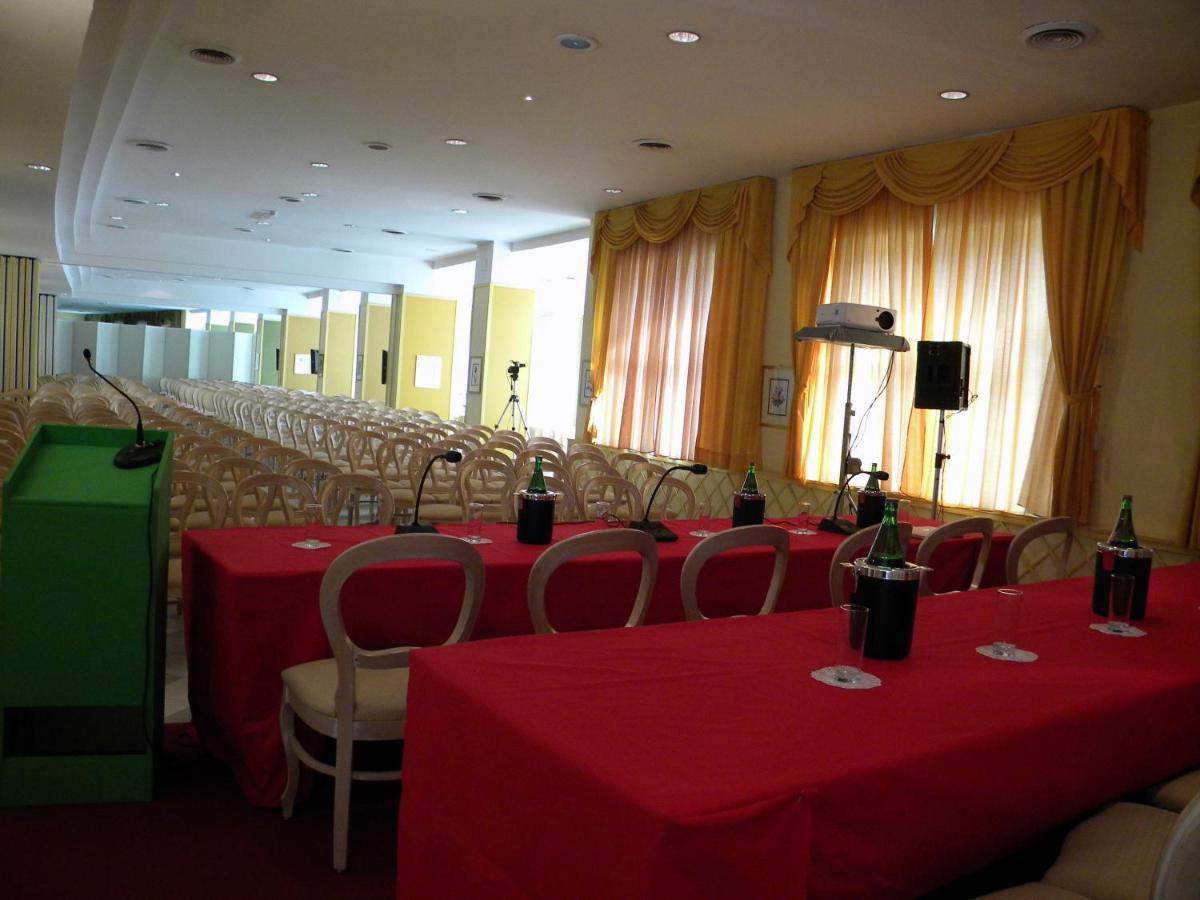 Hotel Dei Congressi カステッランマーレ・ディ・スタービア エクステリア 写真